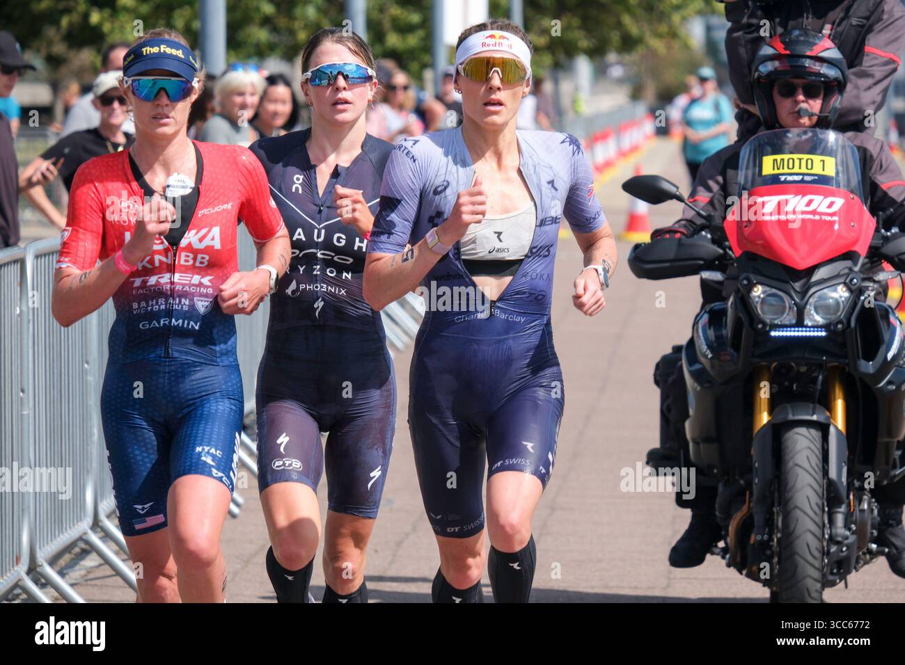 Londra, Regno Unito 9 agosto 2025. Taylor Knibb (USA), Kate Waugh (GB) e Lucy Charles-Barclay (GB) gareggiano nella T100 Triathlon femminile a Londra Docklands con Charles-Barclay che finisce primo, Waugh secondo e Knibb terzo. Foto Stock Londra, Regno Unito 9 agosto 2025. Taylor Knibb (USA), Kate Waugh (GB) e Lucy Charles-Barclay (GB) gareggiano nella T100 Triathlon femminile a Londra Docklands con Charles-Barclay che finisce primo, Waugh secondo e Knibb terzo. Foto Stock