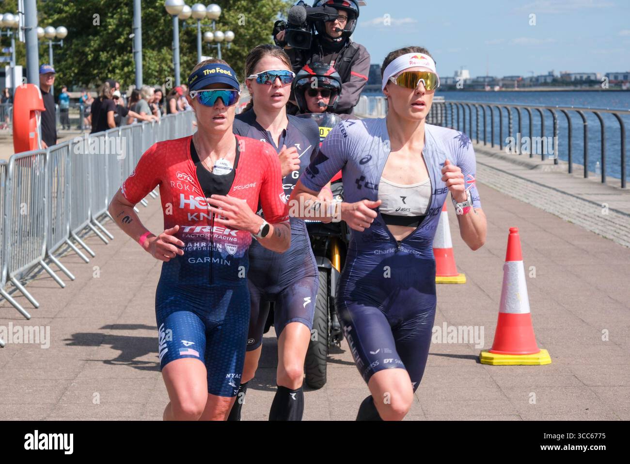 Londra, Regno Unito 9 agosto 2025. Taylor Knibb (USA), Kate Waugh (GB) e Lucy Charles-Barclay (GB) gareggiano nella T100 Triathlon femminile a Londra Docklands con Charles-Barclay che finisce primo, Waugh secondo e Knibb terzo. Foto Stock Londra, Regno Unito 9 agosto 2025. Taylor Knibb (USA), Kate Waugh (GB) e Lucy Charles-Barclay (GB) gareggiano nella T100 Triathlon femminile a Londra Docklands con Charles-Barclay che finisce primo, Waugh secondo e Knibb terzo. Foto Stock