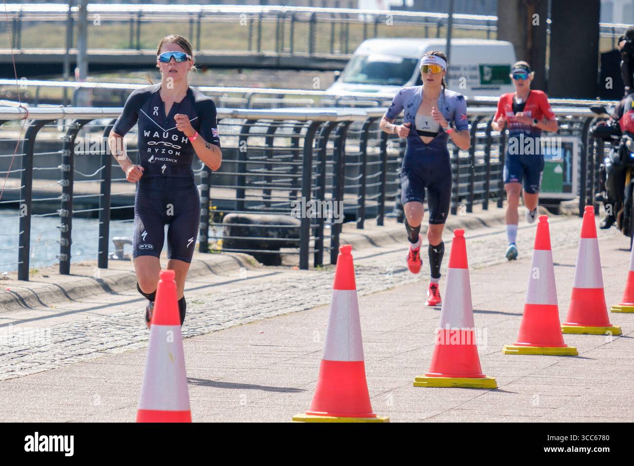Londra, Regno Unito 9 agosto 2025. Kate Waugh (GB) guida Lucy Charles-Barclay (GB) e Taylor Knibb (USA) nella T100 Triathlon femminile a Londra Docklands con Charles-Barclay al primo posto, Waugh al secondo e Knibb al terzo. Foto Stock Londra, Regno Unito 9 agosto 2025. Kate Waugh (GB) guida Lucy Charles-Barclay (GB) e Taylor Knibb (USA) nella T100 Triathlon femminile a Londra Docklands con Charles-Barclay al primo posto, Waugh al secondo e Knibb al terzo. Foto Stock