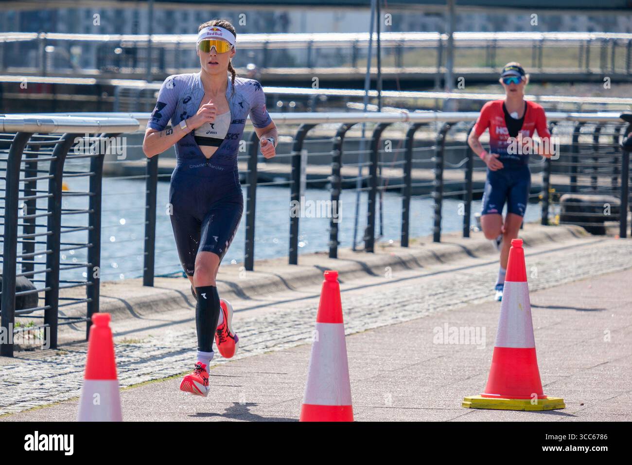 Londra, Regno Unito 9 agosto 2025. Lucy Charles-Barclay (GB) guida Taylor Knibb (USA) nella T100 Triathlon femminile a Londra Docklands con Charles-Barclay al primo posto e Knibb al terzo. Foto Stock Londra, Regno Unito 9 agosto 2025. Lucy Charles-Barclay (GB) guida Taylor Knibb (USA) nella T100 Triathlon femminile a Londra Docklands con Charles-Barclay al primo posto e Knibb al terzo. Foto Stock