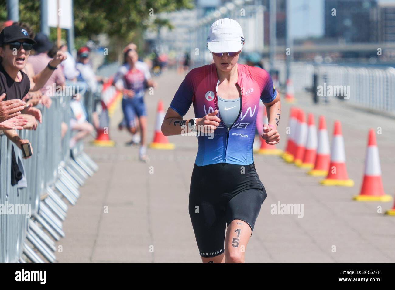 Londra, Regno Unito 9 agosto 2025. Hanne De Vet del Belgio gareggia nella T100 Triathlon femminile a Londra Docklands. Foto Stock Londra, Regno Unito 9 agosto 2025. Hanne De Vet del Belgio gareggia nella T100 Triathlon femminile a Londra Docklands. Foto Stock