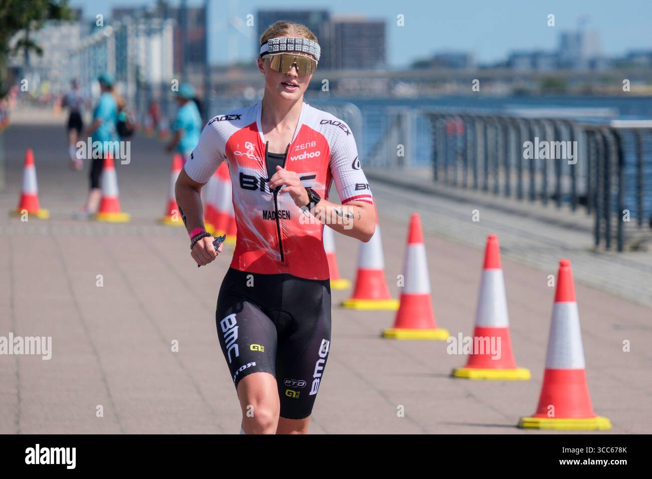 Londra, Regno Unito 9 agosto 2025. Laura Madsen della Danimarca gareggia nella T100 Triathlon femminile a Londra Docklands. Foto Stock Londra, Regno Unito 9 agosto 2025. Laura Madsen della Danimarca gareggia nella T100 Triathlon femminile a Londra Docklands. Foto Stock