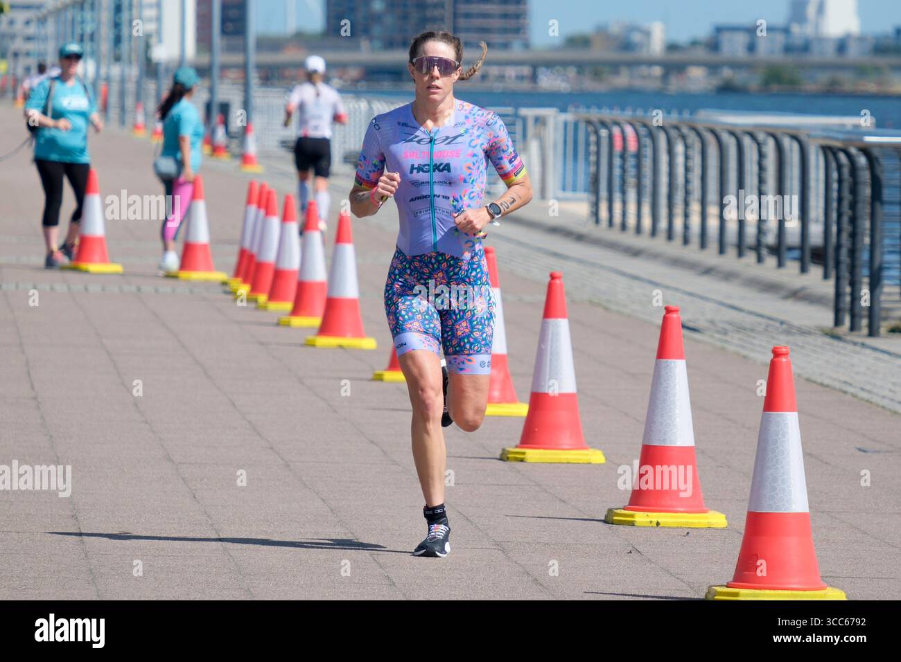 Londra, Regno Unito 9 agosto 2025. Ellie Salthouse (Aus) gareggia nella T100 Triathlon femminile a London Docklands. Foto Stock Londra, Regno Unito 9 agosto 2025. Ellie Salthouse (Aus) gareggia nella T100 Triathlon femminile a London Docklands. Foto Stock