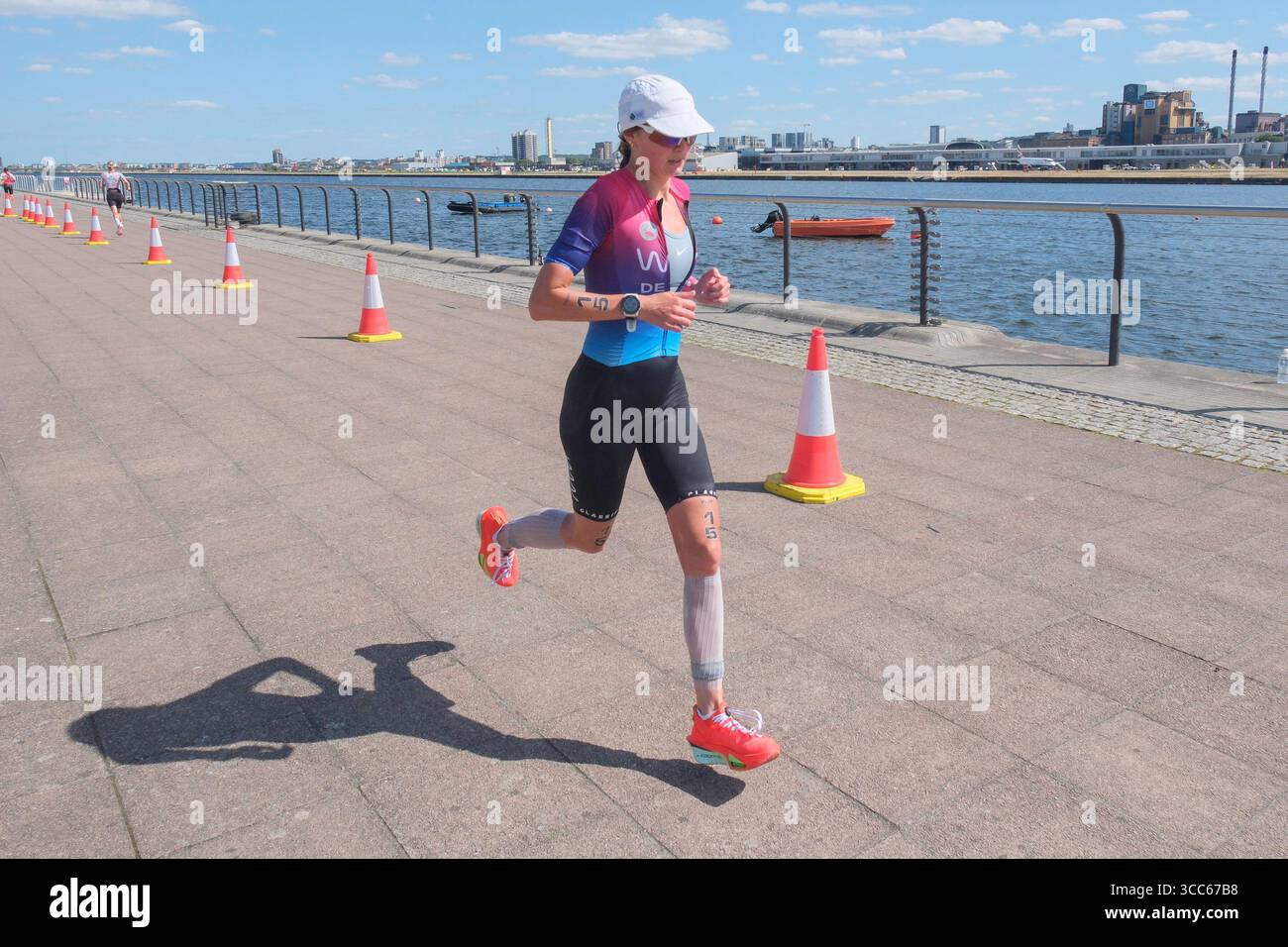 Londra, Regno Unito 9 agosto 2025. Hanne De Vet del Belgio gareggia nella T100 Triathlon femminile a Londra Docklands. Foto Stock Londra, Regno Unito 9 agosto 2025. Hanne De Vet del Belgio gareggia nella T100 Triathlon femminile a Londra Docklands. Foto Stock