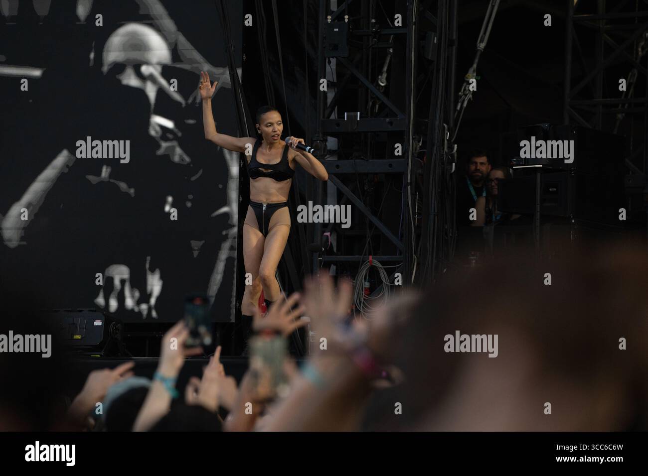 Budapest, Ungheria. 09 agosto 2025. La cantante, cantautrice e artista inglese FKA Twigs si esibisce sul Main Stage durante il 4° giorno dello Sziget Festival 2025 a Budapest. Nota per la sua musica che mescola il genere, le intricate coreografie e l'impressionante arte visiva, FKA twigs ha realizzato un set affascinante sull'isola di Óbuda che ha affascinato la folla del sabato sera. Crediti: Colin Darbyshire/Alamy Live News Foto Stock