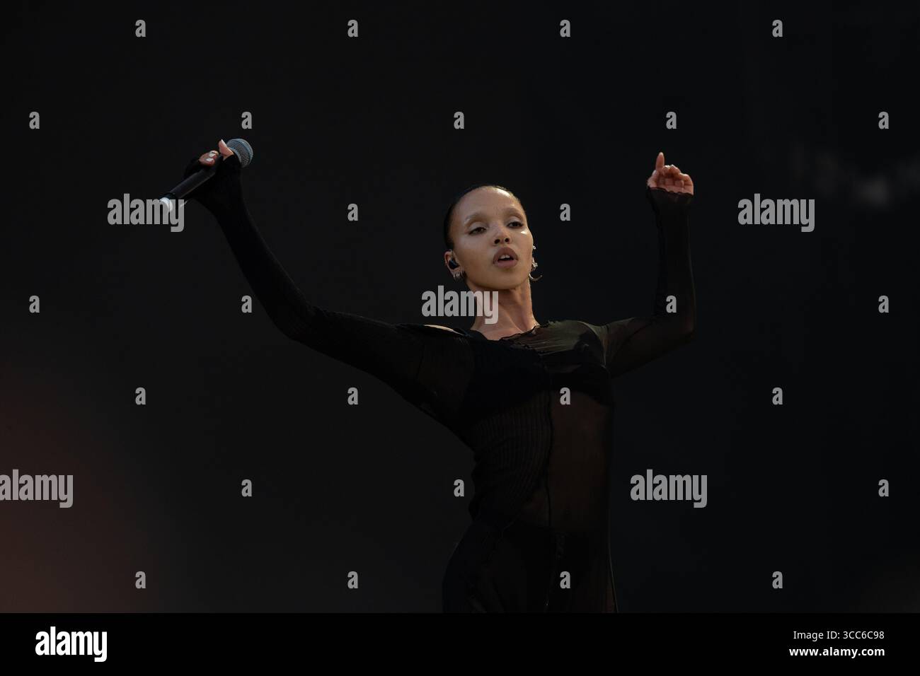 Budapest, Ungheria. 09 agosto 2025. La cantante, cantautrice e artista inglese FKA Twigs si esibisce sul Main Stage durante il 4° giorno dello Sziget Festival 2025 a Budapest. Nota per la sua musica che mescola il genere, le intricate coreografie e l'impressionante arte visiva, FKA twigs ha realizzato un set affascinante sull'isola di Óbuda che ha affascinato la folla del sabato sera. Crediti: Colin Darbyshire/Alamy Live News Foto Stock