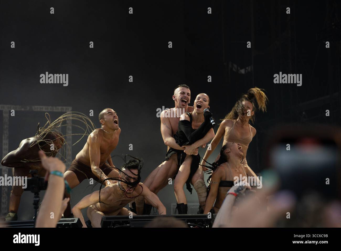 Budapest, Ungheria. 09 agosto 2025. La cantante, cantautrice e artista inglese FKA Twigs si esibisce sul Main Stage durante il 4° giorno dello Sziget Festival 2025 a Budapest. Nota per la sua musica che mescola il genere, le intricate coreografie e l'impressionante arte visiva, FKA twigs ha realizzato un set affascinante sull'isola di Óbuda che ha affascinato la folla del sabato sera. Crediti: Colin Darbyshire/Alamy Live News Foto Stock