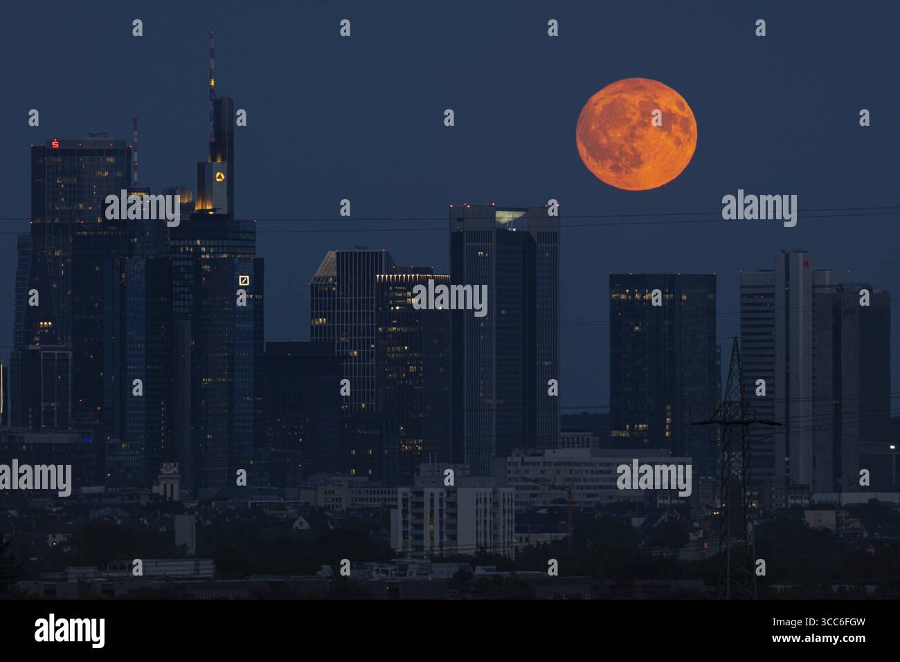 La luna piena passa sopra lo skyline bancario di Francoforte, Francoforte sul meno, Assia, Germania Foto Stock