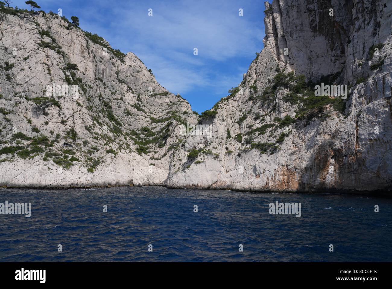 Vista delle Calanques de Cassis, un parco nazionale di scogliere calcaree sul Mar Mediterraneo vicino a Marsiglia, Francia Foto Stock