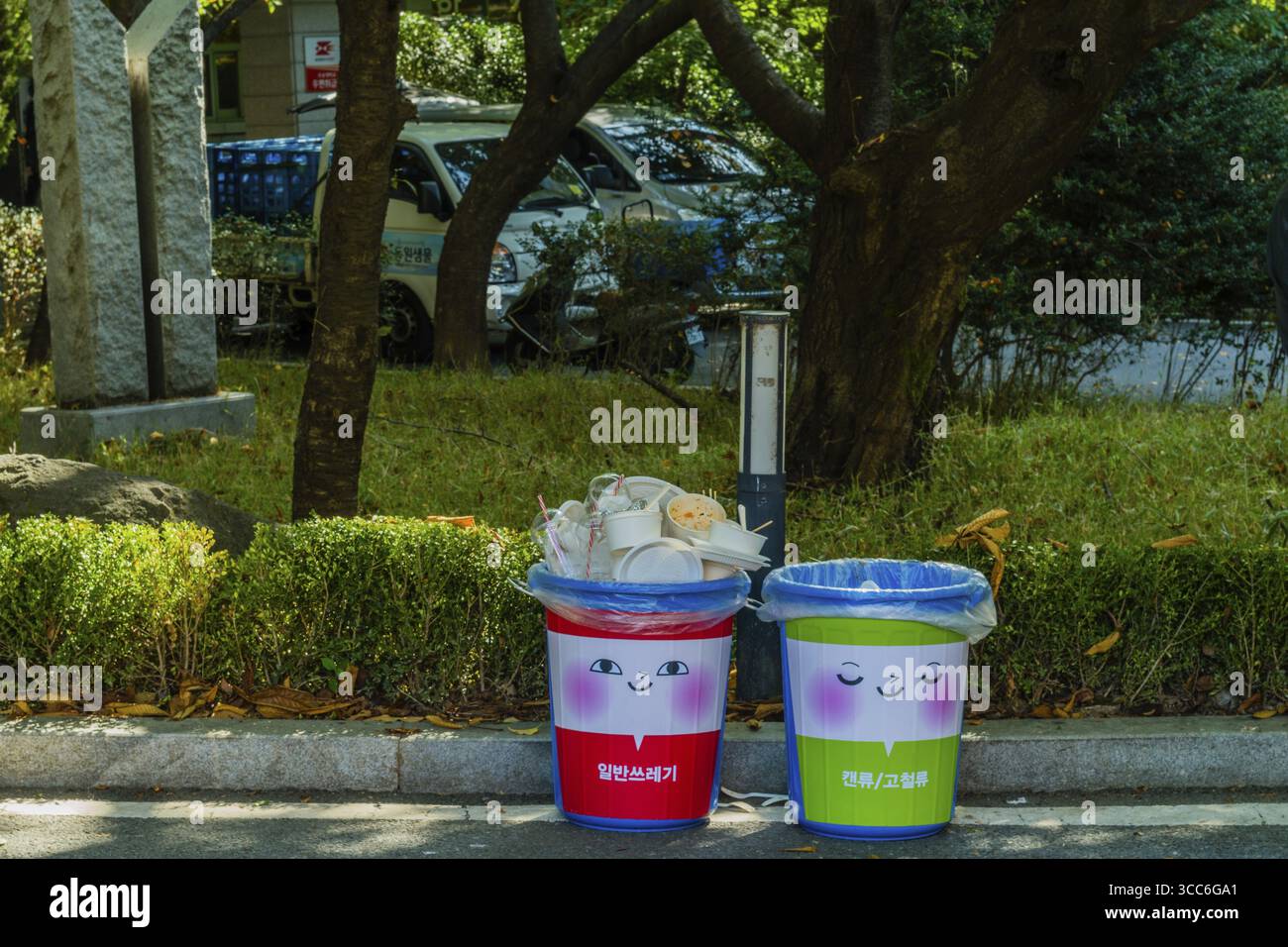 Daejeon, Corea del Sud. 25 ottobre 2019: Lattine di plastica piene di piatti di carta e tazze nel campus del Woosong College. Solo per uso editoriale Foto Stock