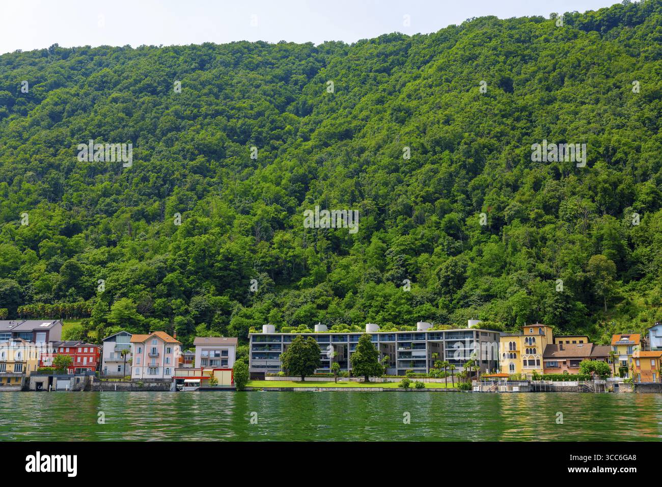 Elegante casa sul versante della montagna in una soleggiata giornata estiva sul lungomare al Lago di Lugano a Morcote, Lugano, Ticino, Svizzera Foto Stock