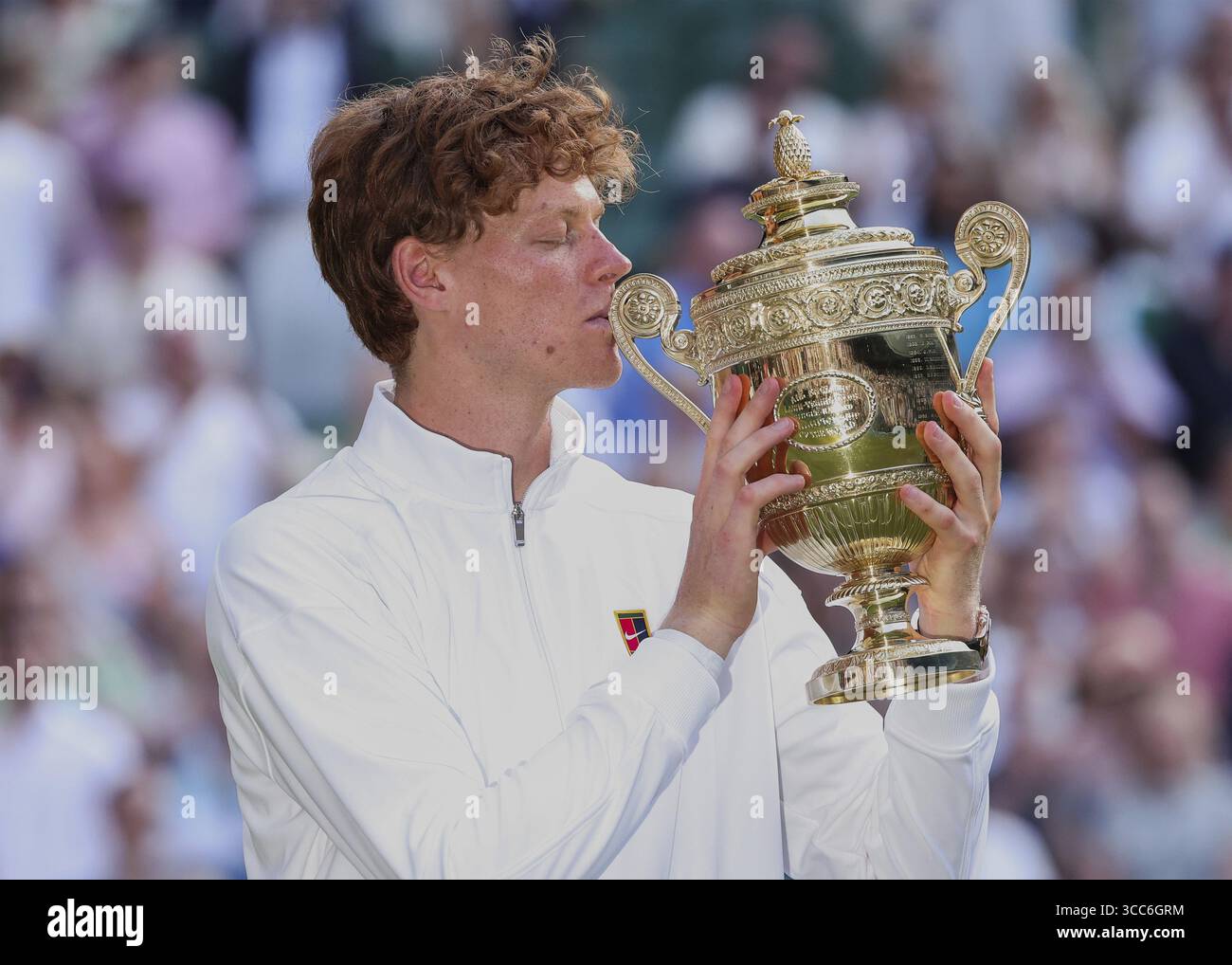 Il tennista italiano Jannik Sinner (ITA) bacia il trofeo ai Campionati di Wimbledon 2025, Londra, Inghilterra, Regno Unito Foto Stock