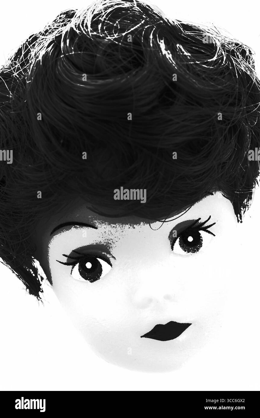 Immagine grafica monocromatica del volto di una bambola contemporanea di donna con grandi occhi e capelli grandi Foto Stock