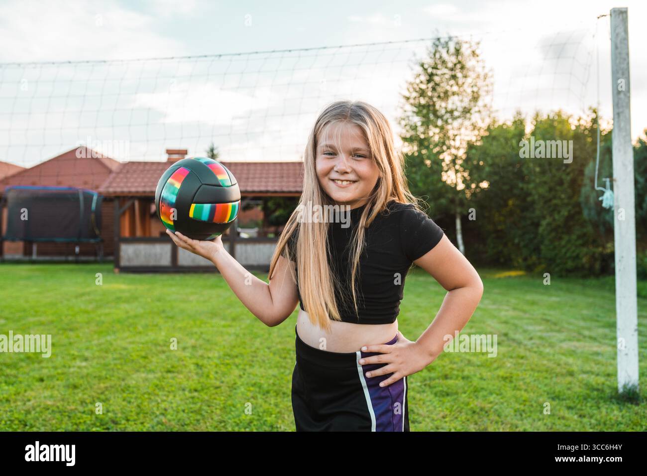 La ragazza della scuola gioca a pallavolo. Sport estivi per bambini,. Foto Stock