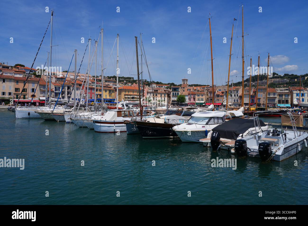 CASSIS, FRANCIA - 21 MAGGIO 2025 - Vista delle barche nel porto di Cassis, un porto di pescatori del Mediterraneo nel sud della Francia vicino alle scogliere delle Calanques. Foto Stock