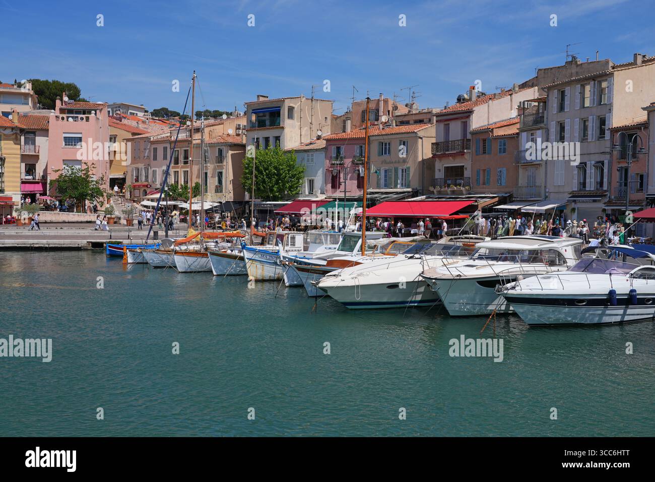 CASSIS, FRANCIA - 21 MAGGIO 2025 - Vista delle barche nel porto di Cassis, un porto di pescatori del Mediterraneo nel sud della Francia vicino alle scogliere delle Calanques. Foto Stock
