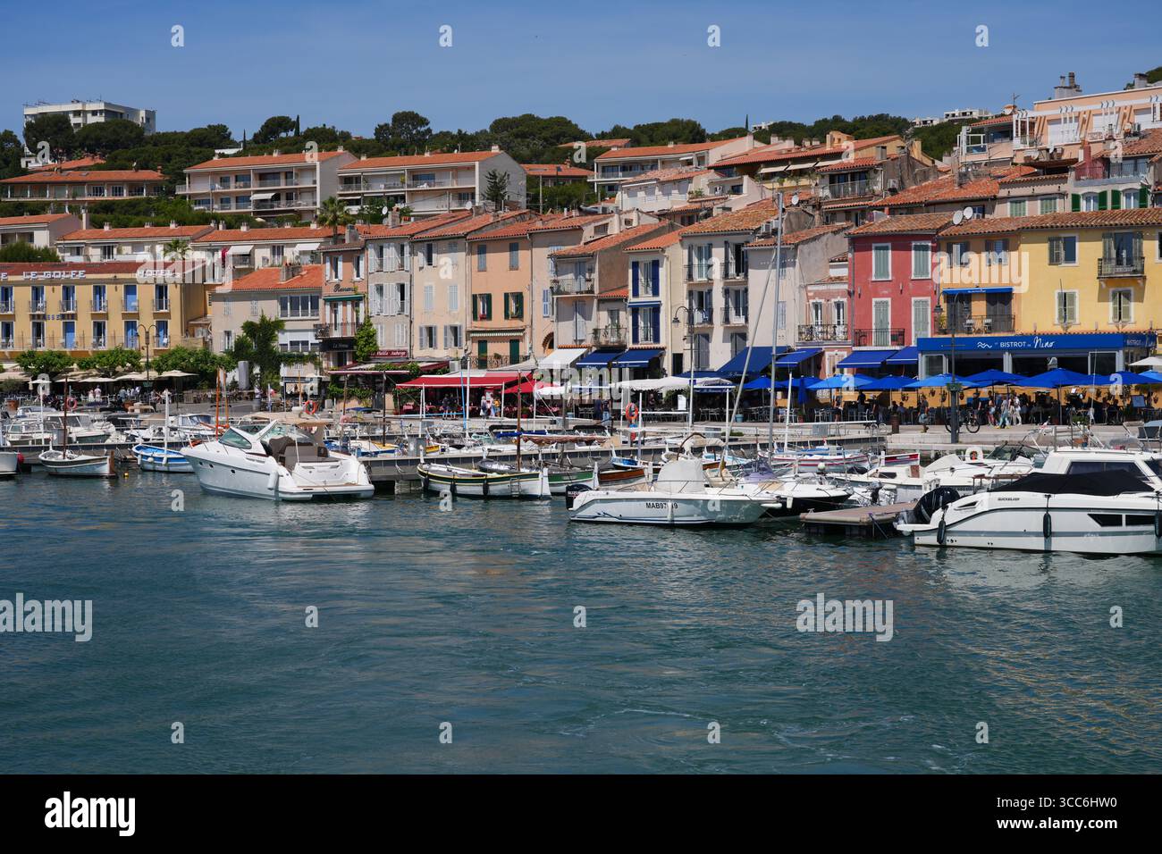 CASSIS, FRANCIA - 21 MAGGIO 2025 - Vista delle barche nel porto di Cassis, un porto di pescatori del Mediterraneo nel sud della Francia vicino alle scogliere delle Calanques. Foto Stock