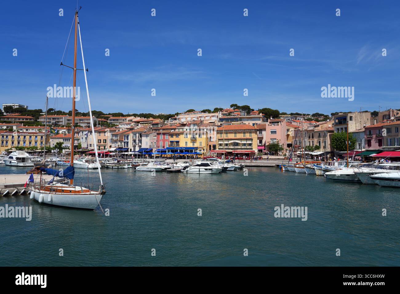 CASSIS, FRANCIA - 21 MAGGIO 2025 - Vista delle barche nel porto di Cassis, un porto di pescatori del Mediterraneo nel sud della Francia vicino alle scogliere delle Calanques. Foto Stock