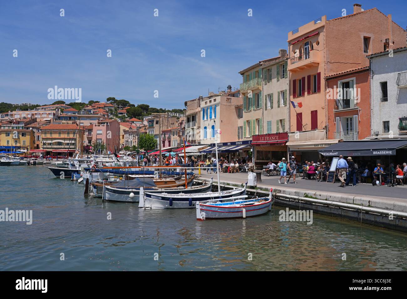 CASSIS, FRANCIA - 21 MAGGIO 2025 - Vista delle barche nel porto di Cassis, un porto di pescatori del Mediterraneo nel sud della Francia vicino alle scogliere delle Calanques. Foto Stock