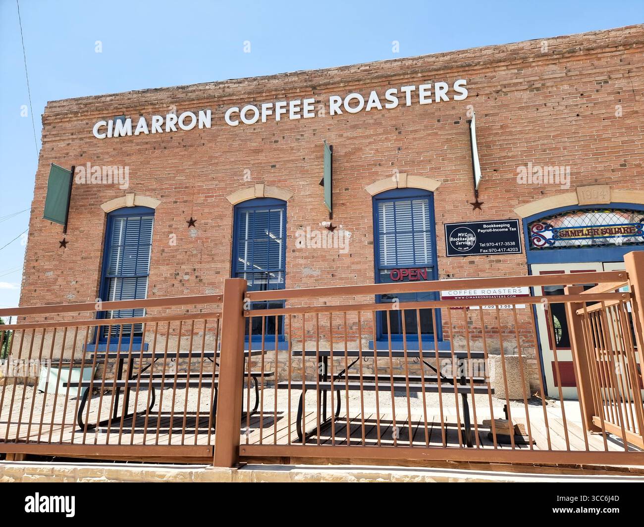 Edificio in mattoni di Cimarron Coffee Roasters a Boulder, Colorado, Stati Uniti - Immagine stock catturata con smartphone