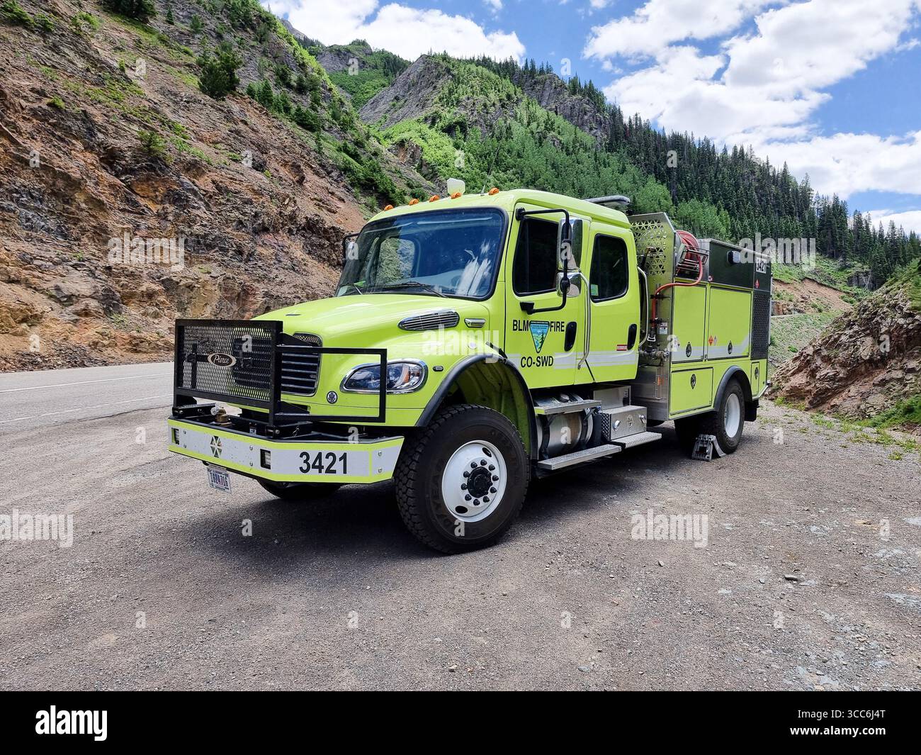 Camion antincendio del Bureau of Land Management (BLM) di colore giallo brillante per una risposta ultrarapida, parcheggiato in un'area montuosa in Colorado Foto Stock