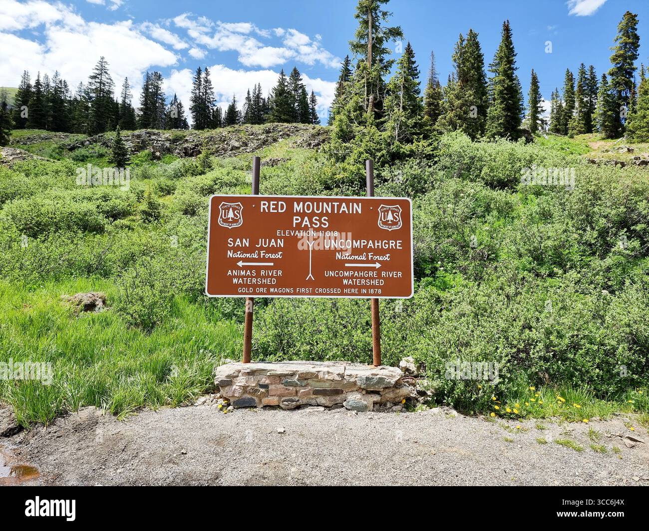 Segno del passo della montagna Rossa tra San Juan e la Foresta Nazionale di Uncompahgre, lo spartiacque del fiume Animas e lo spartiacque del fiume Uncompahgre - Immagine stock catturata con smartphone