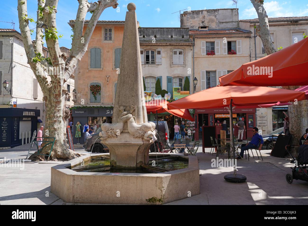 SAINT-REMY-DE-PROVENCE, FRANCIA - 18 MAGGIO 2025 - Vista sulla strada della tradizionale città provenzale di St Remy de Provence, Francia, nelle Alpilles. Foto Stock