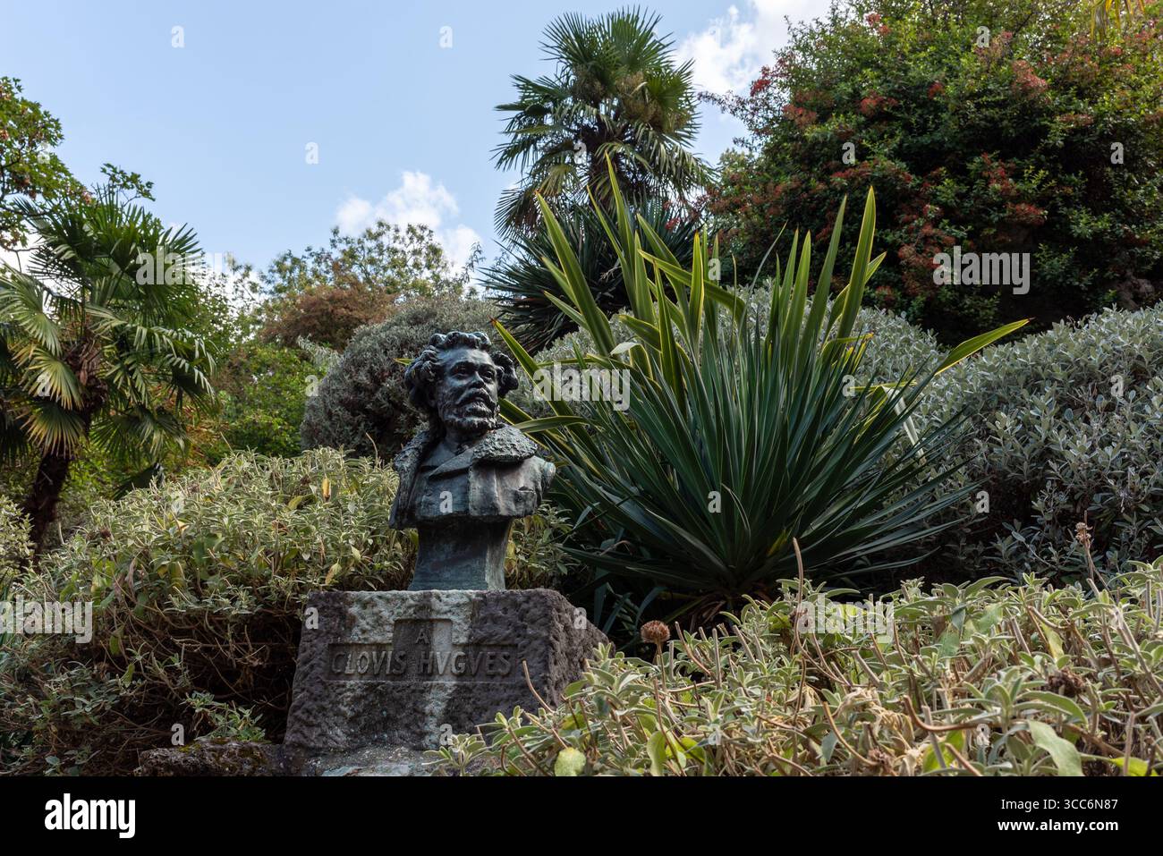 Statua del poeta, giornalista, drammaturgo e romanziere francese Clovis Hugues nel Parc des Buttes-Chaumont nel 19° arrondissement di Parigi Foto Stock