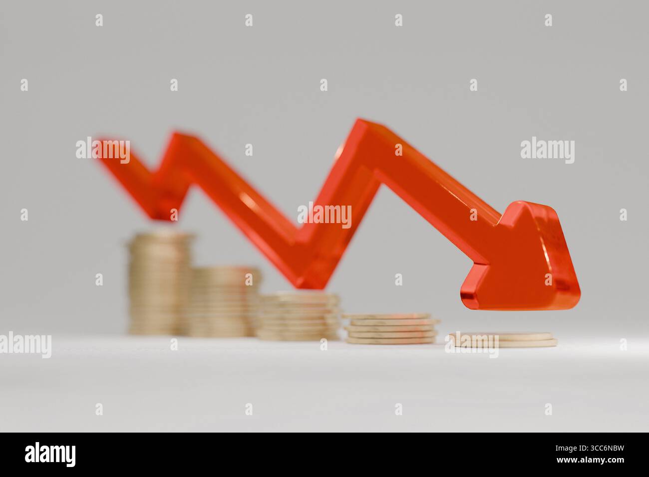 Monete e vetro rosso freccia giù, idea creativa. Crisi finanziaria e inflazione, concetto. Calo delle scorte e perdita di finanziamenti. Crisi mondiale globale. Busin Foto Stock