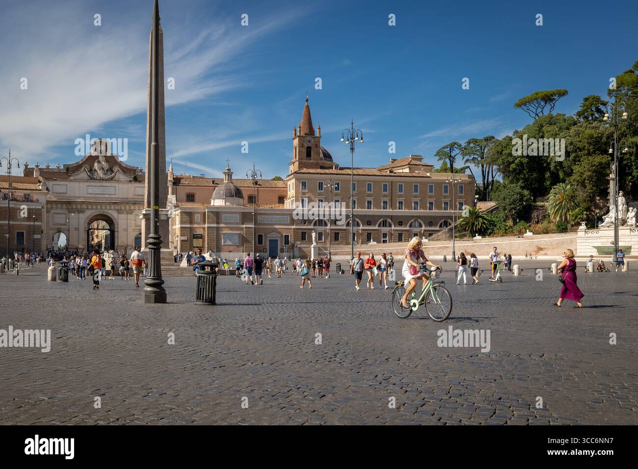Roma, Italia - 4 agosto 2025: Una donna attraversa il centro storico della città, in Piazza del popolo, nella zona pedonale. Foto Stock