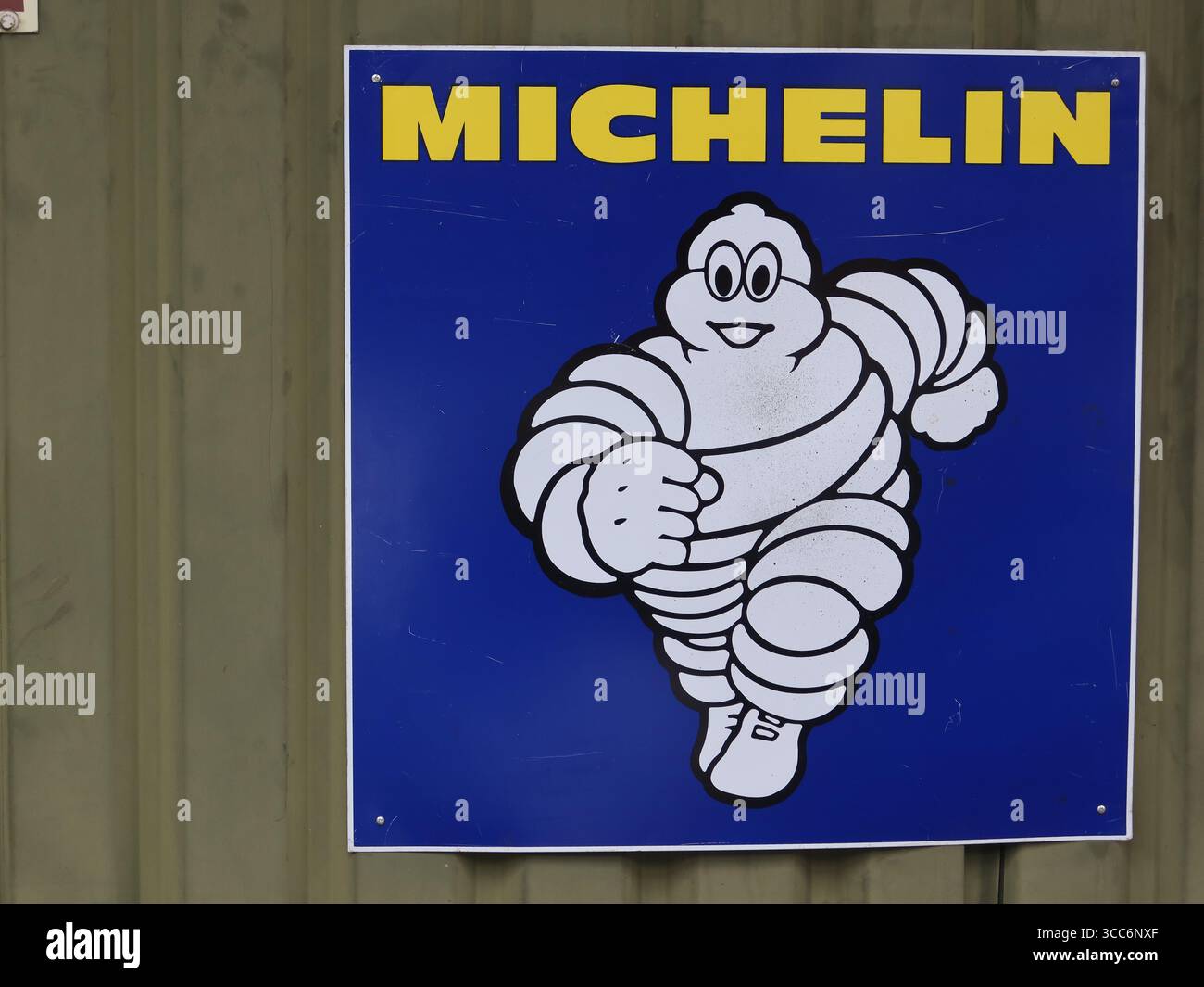 La mascotte Michelin Man è un emblema iconico per la vendita di pneumatici e uno dei marchi pubblicitari di maggior successo nel settore automobilistico. Foto Stock
