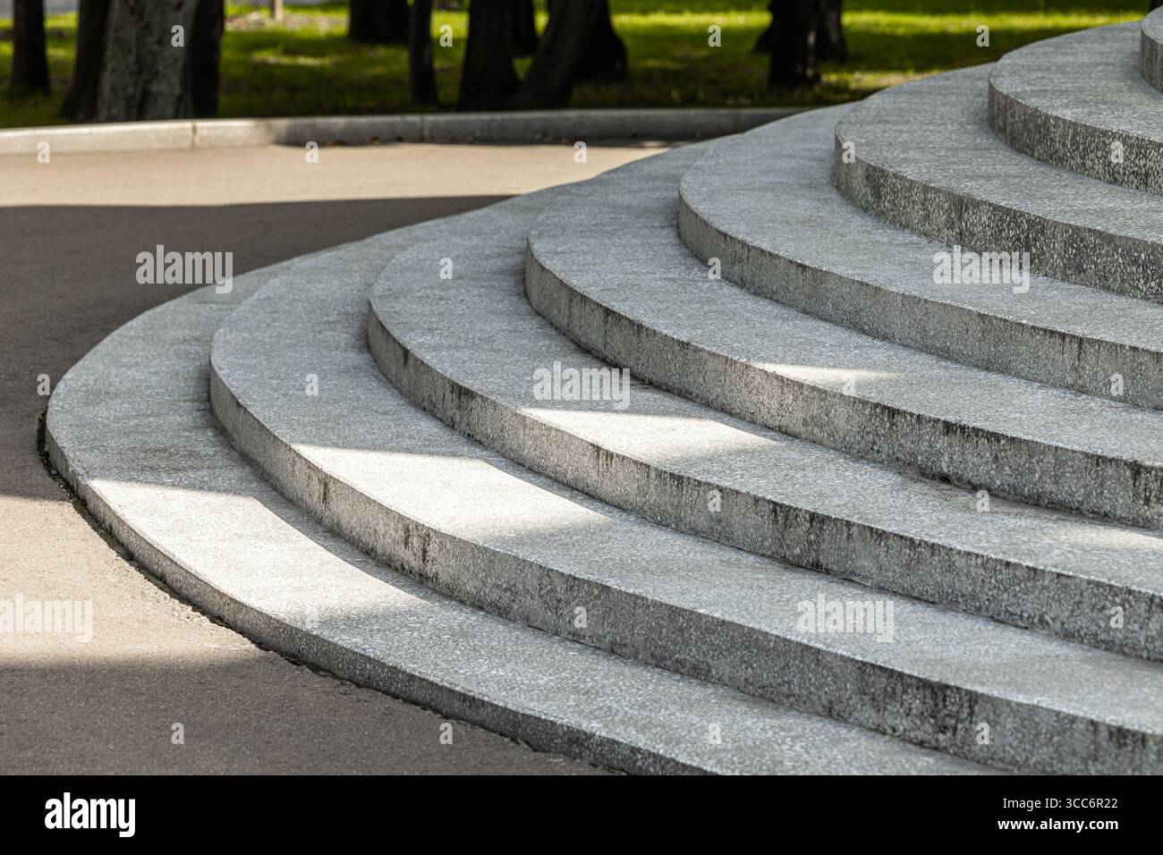 scala con gradini semicircolari in granito Foto Stock