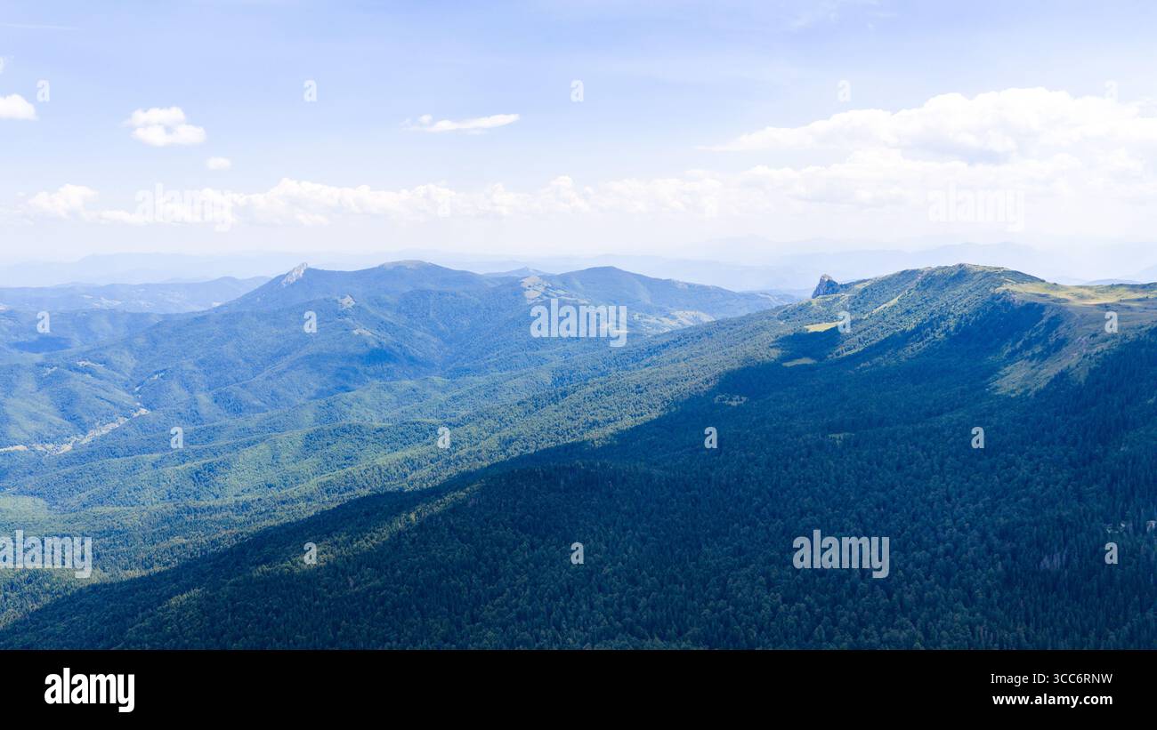 Vista su vaste valli boscose e villaggi remoti vicino al monte Jahorina in Bosnia ed Erzegovina Foto Stock