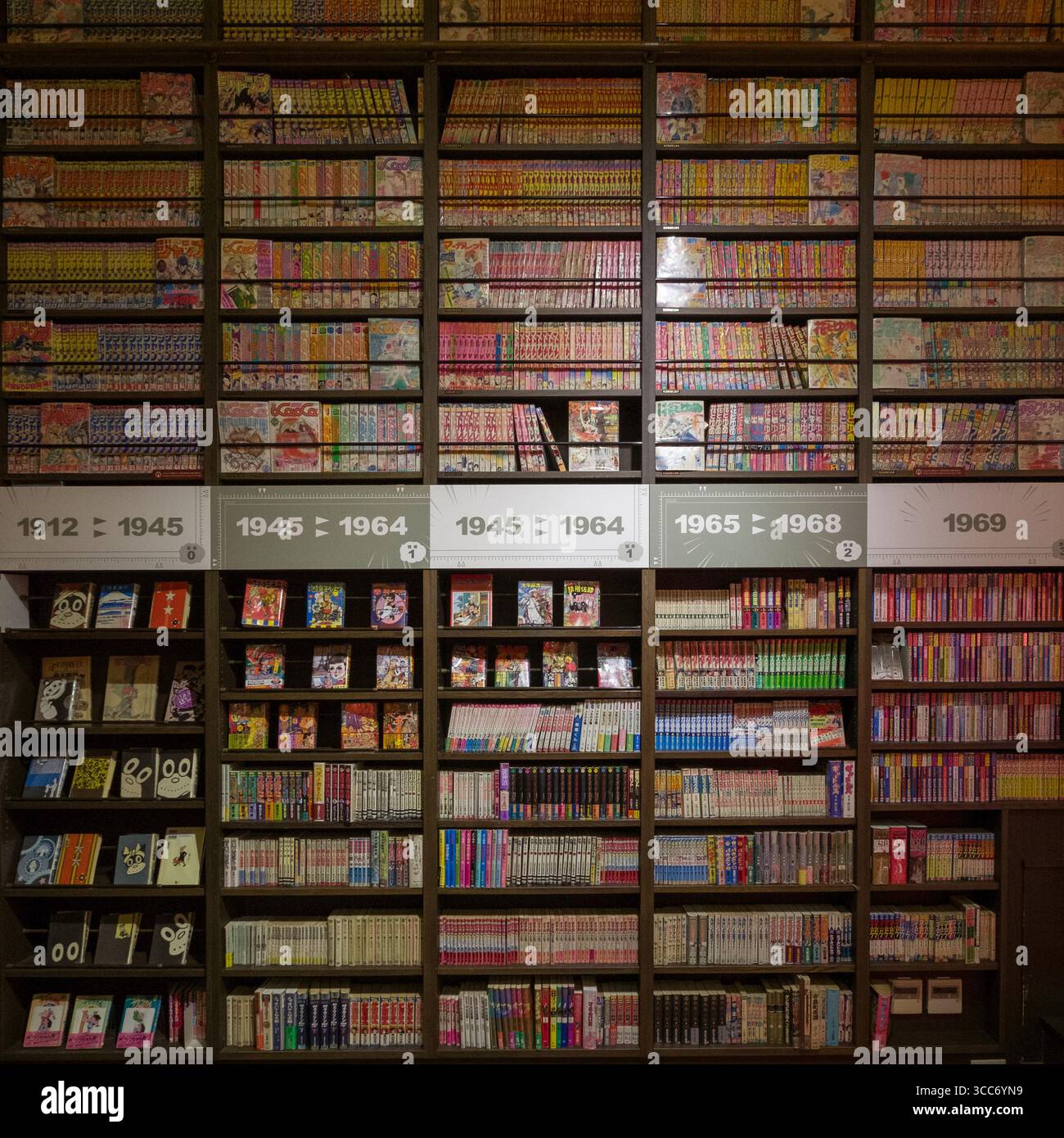 Una vasta collezione di manga esposti su librerie ben organizzate, suddivisi in categorie per epoche storiche. L'immagine mette in evidenza la ricca tradizione e l'evoluzione Foto Stock