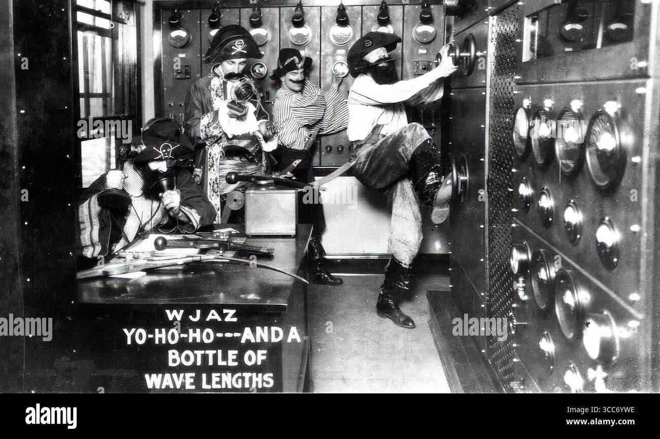 Nel 1926 la stazione radio WJAZ di Chicago è stata accusata di essere una stazione radio "pirata" perché stava trasmettendo su una frequenza non assegnata. Il 5 febbraio 1926 la stazione ha trasmesso l'operetta "The Pirate" e, per pubblicità, lo staff tecnico è stato fotografato indossando abiti pirati nella sala dei trasmettitori. La stazione è stata citata nel 1982 nel testo di The Nightfly di Donald Fagen. Foto Stock