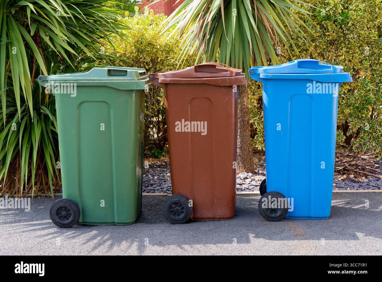 Tre contenitori per il riciclaggio dei rifiuti. Verde, (giardino), marrone, (carta e cartone) e blu, (lattine, plastica e vetro) nel Lancashire, Regno Unito Foto Stock