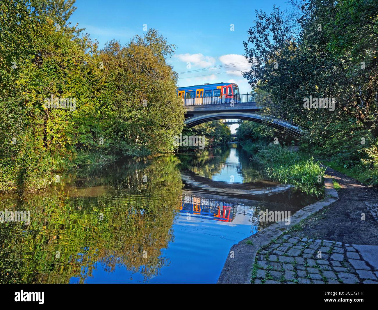 Regno Unito, South Yorkshire, Sheffield, Supertram Bridge sulla Sheffield and South Yorkshire Navigation. Foto Stock