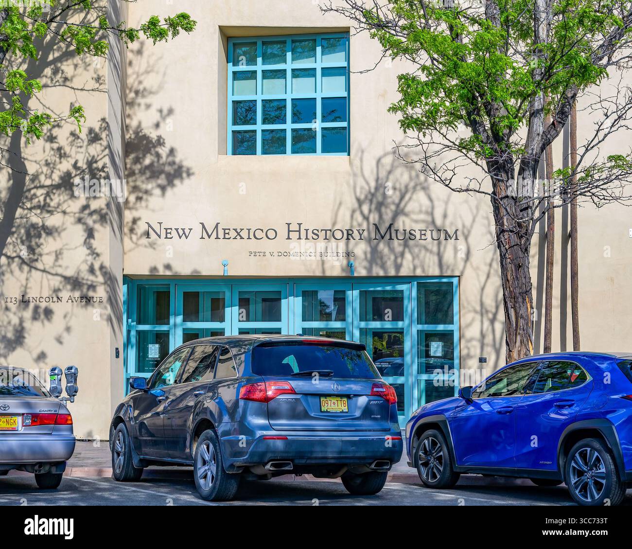 Santa Fe, NEW MEXICO, USA - 18 maggio 2025: Di fronte al New Mexico History Museum nell'edificio Pete Dominici nel centro di Santa Fe Foto Stock