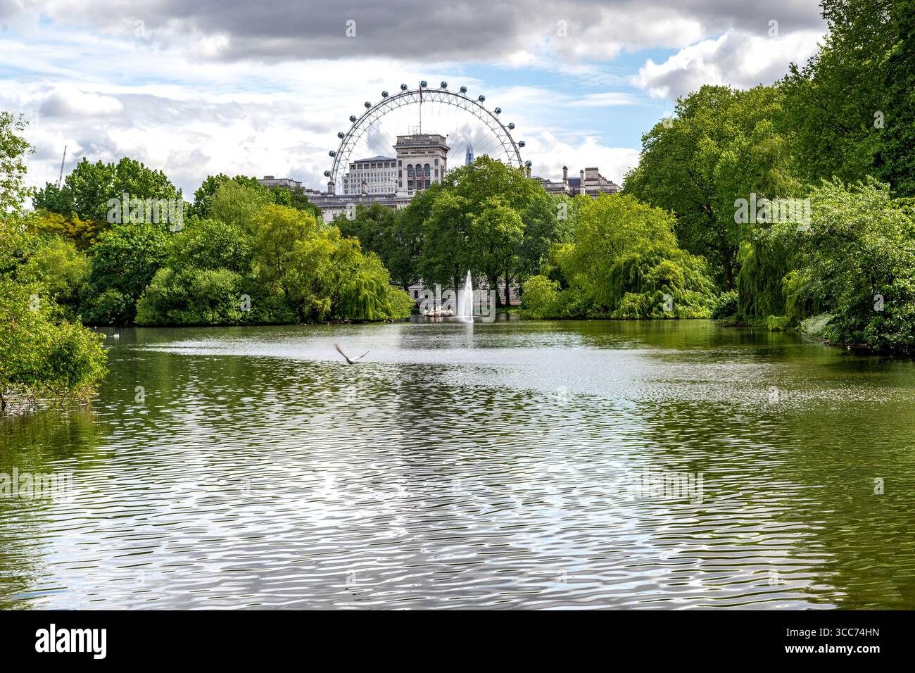 LONDRA, GRAN BRETAGNA - 12 MAGGIO 2014: Questa è una vista del lago St James's Park e del London Eye. Foto Stock