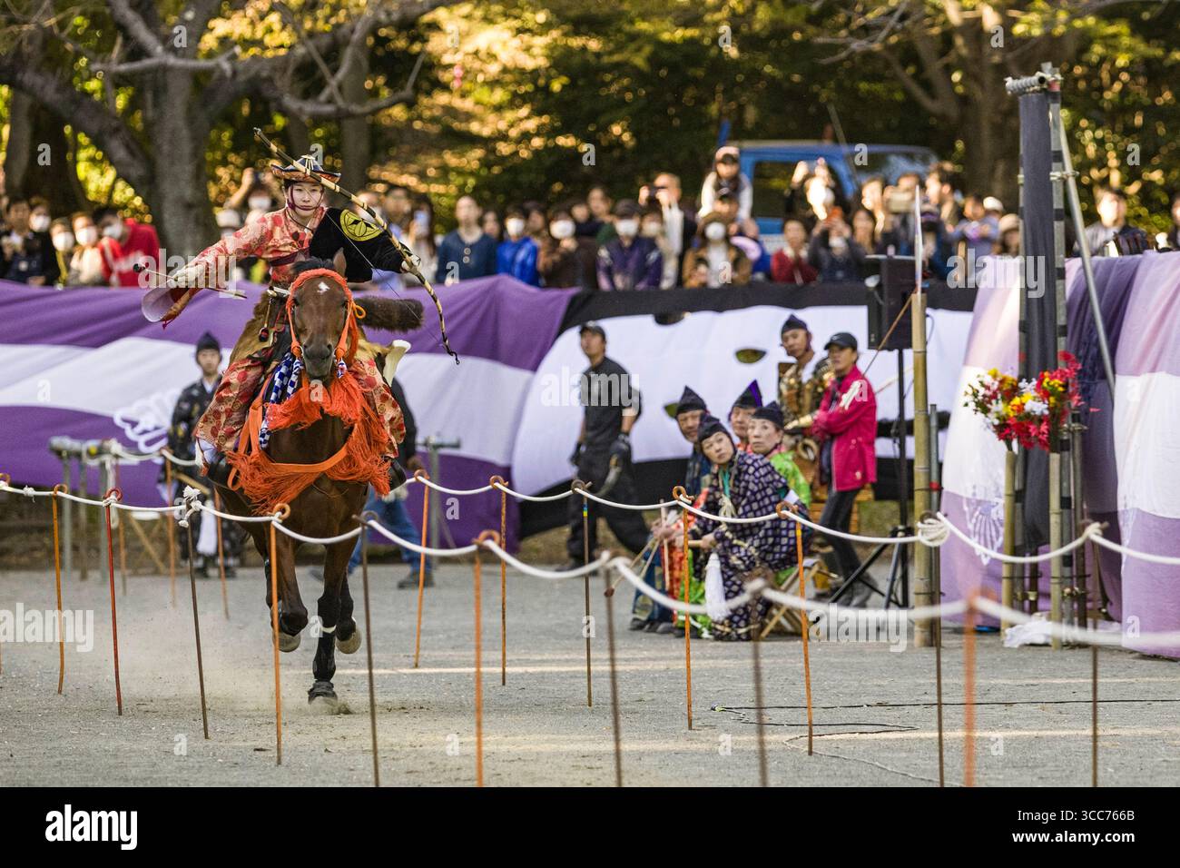 Un abile arciere a cavallo durante il Machida Jidai Festival, che mette in mostra precisione e patrimonio culturale. Gli spettatori guardano, riflettendo la storia Foto Stock Un abile arciere a cavallo durante il Machida Jidai Festival, che mette in mostra precisione e patrimonio culturale. Gli spettatori guardano, riflettendo la storia Foto Stock