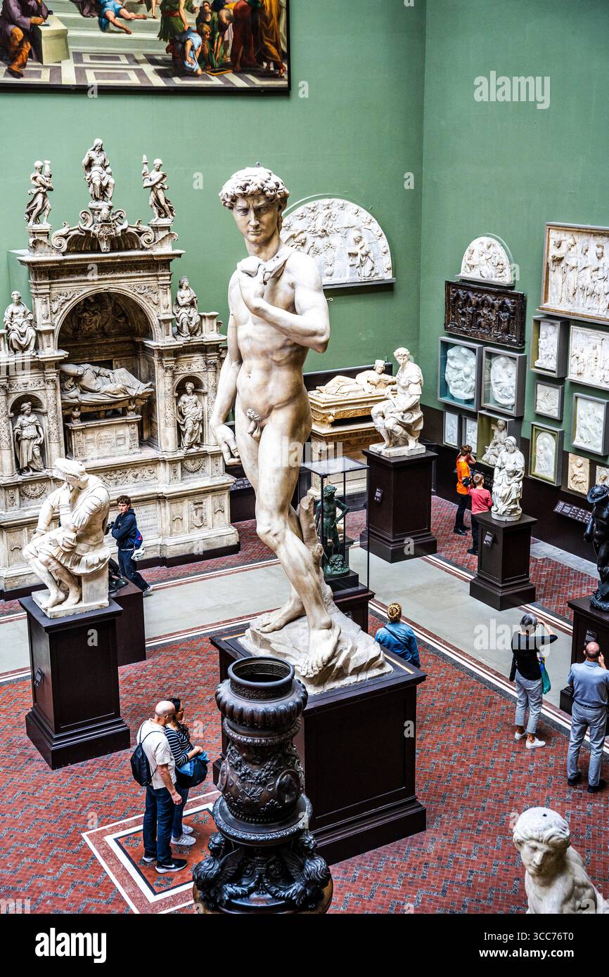 Copia di Davin in the Cast Courts di Michelangelo con riproduzioni e copie di famose sculture al Victoria and Albert Museum di Londra, Regno Unito Foto Stock