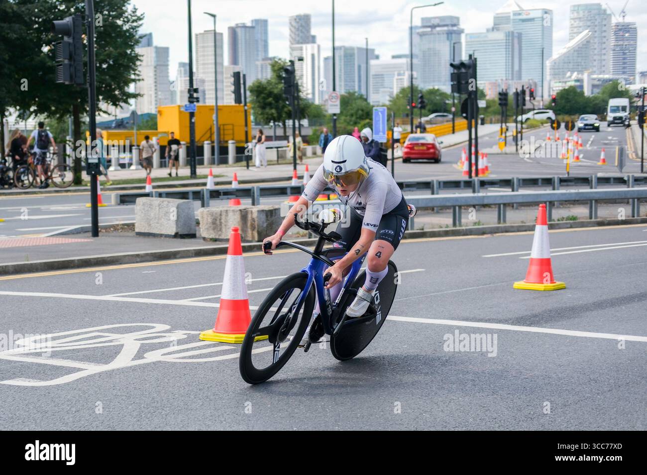 Londra, Regno Unito 9 agosto 2025. Jessica Learmonth (GB) gareggia nella T100 Triathlon femminile, London Docklands. Foto Stock Londra, Regno Unito 9 agosto 2025. Jessica Learmonth (GB) gareggia nella T100 Triathlon femminile, London Docklands. Foto Stock
