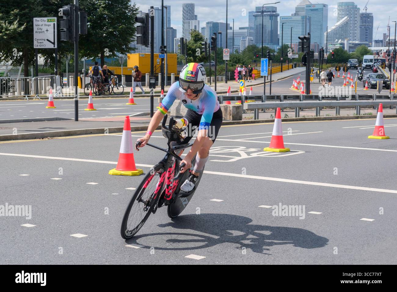 Londra, Regno Unito 9 agosto 2025. Ashleigh Gentle (Aus) gareggia nella T100 Triathlon femminile a London Docklands. Foto Stock Londra, Regno Unito 9 agosto 2025. Ashleigh Gentle (Aus) gareggia nella T100 Triathlon femminile a London Docklands. Foto Stock