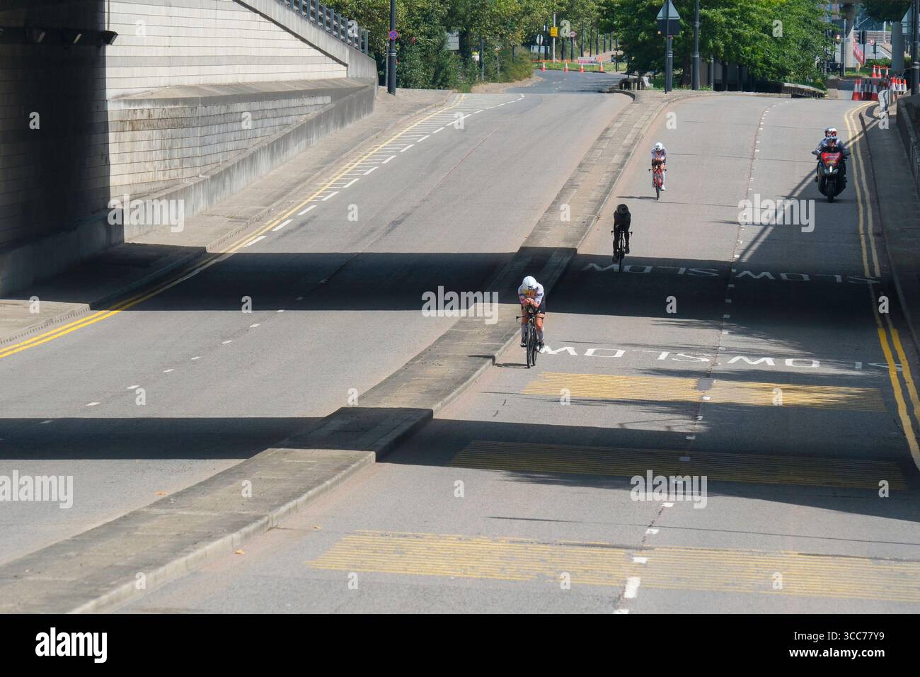 Londra, Regno Unito 9 agosto 2025. Le concorrenti attraversano i Docklands di Londra durante la tappa ciclistica della T100 Triathlon femminile. Foto Stock Londra, Regno Unito 9 agosto 2025. Le concorrenti attraversano i Docklands di Londra durante la tappa ciclistica della T100 Triathlon femminile. Foto Stock