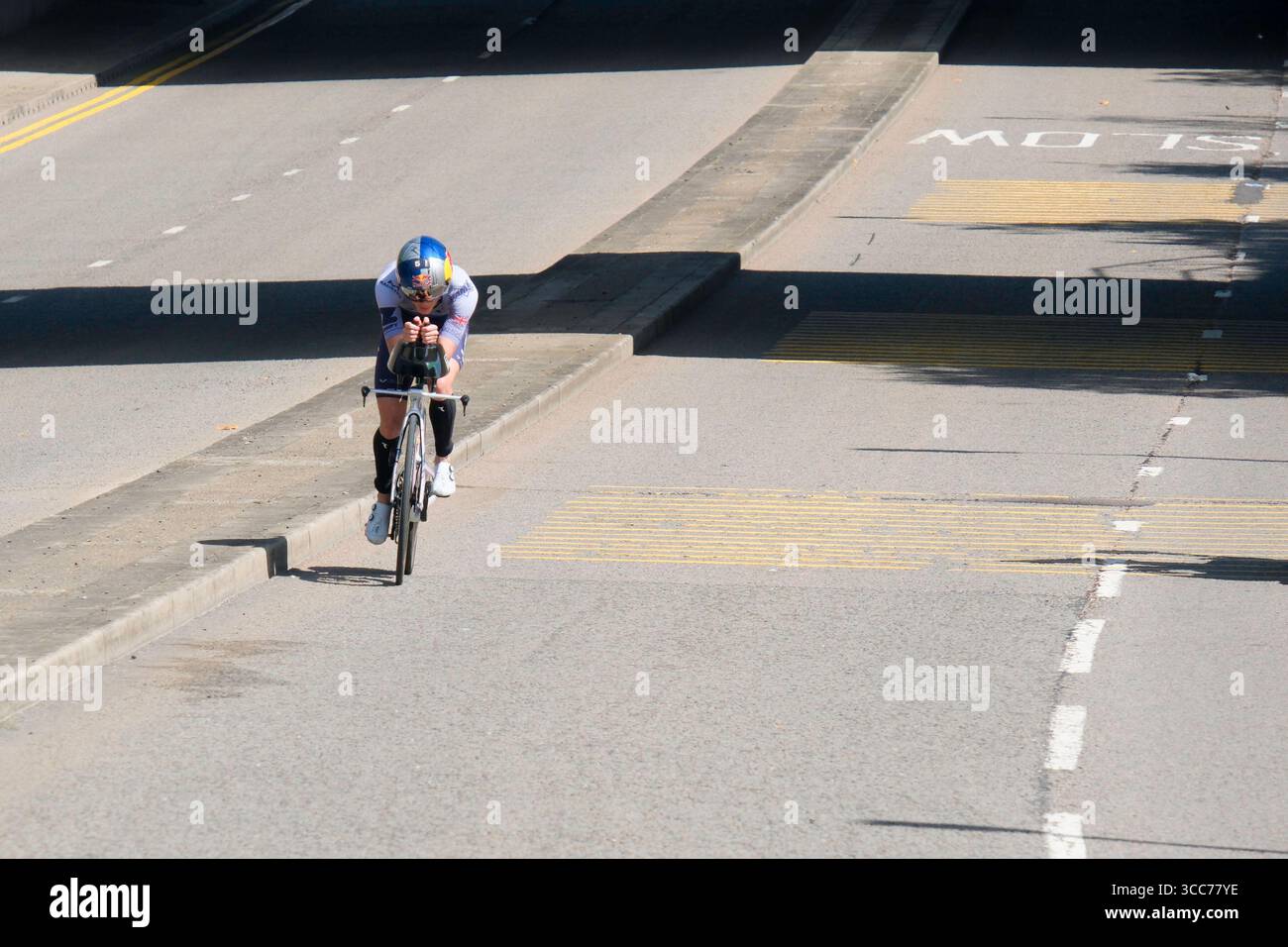 Londra, Regno Unito 9 agosto 2025. Lucy Charles-Barclay, Gran Bretagna, gareggia nella T100 Triathlon femminile a Londra Docklands sulla strada per vincere l'evento. Foto Stock Londra, Regno Unito 9 agosto 2025. Lucy Charles-Barclay, Gran Bretagna, gareggia nella T100 Triathlon femminile a Londra Docklands sulla strada per vincere l'evento. Foto Stock