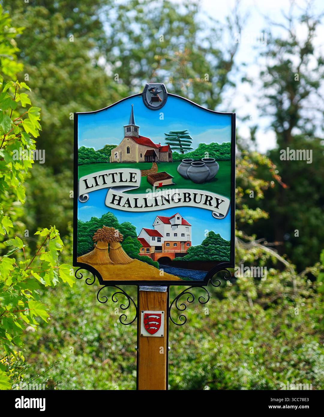 Un'attraente insegna dipinta del villaggio a Little Hallingbury Foto Stock