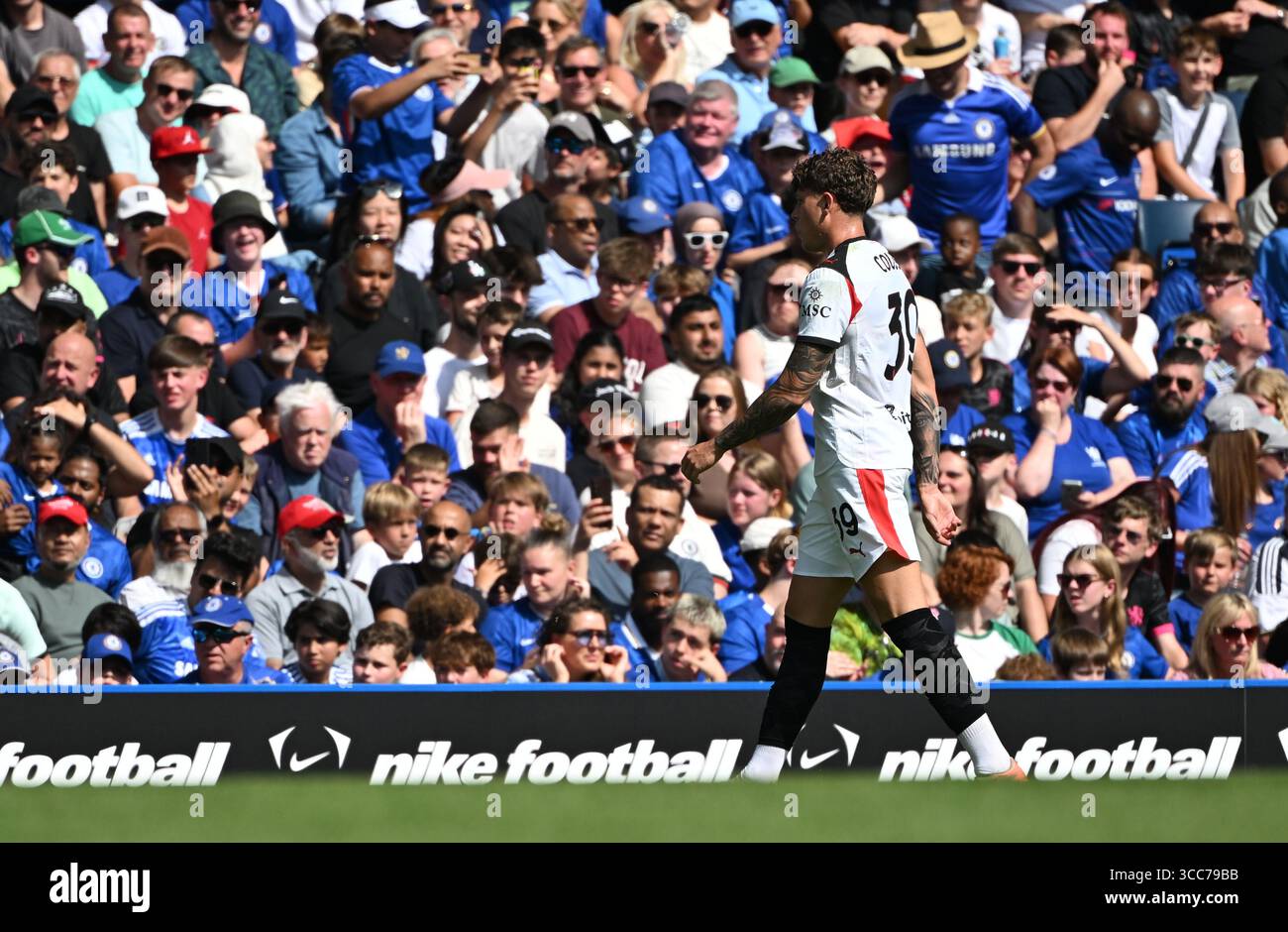 Stamford Bridge, Chelsea, Londra, Regno Unito. 10 agosto 2025. Pre Season Football Friendly, Chelsea contro AC Milan; Andrei Coubis dell'AC Milan riceve un cartellino rosso e lascia il campo al 18° minuto credito: Action Plus Sports/Alamy Live News Foto Stock