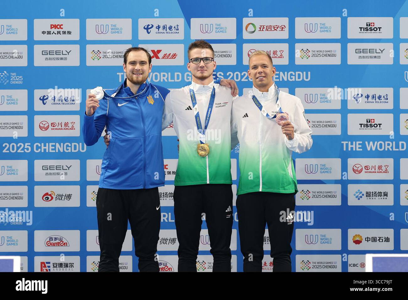 (250810) -- CHENGDU, 10 agosto 2025 (Xinhua) -- Medaglia d'oro Nandor Kiss (C) dell'Ungheria, medaglia d'argento Oleksii Zakharov (R) dell'Ucraina e medaglia di bronzo Istvan Alex Mozsar dell'Ungheria hanno posato durante la cerimonia di premiazione della superficie maschile 400 m dell'evento Finswimming ai Giochi mondiali 2025 a Chengdu, nella provincia di Sichuan, 10 agosto 2025. (Xinhua/Zhang Liyun) Foto Stock