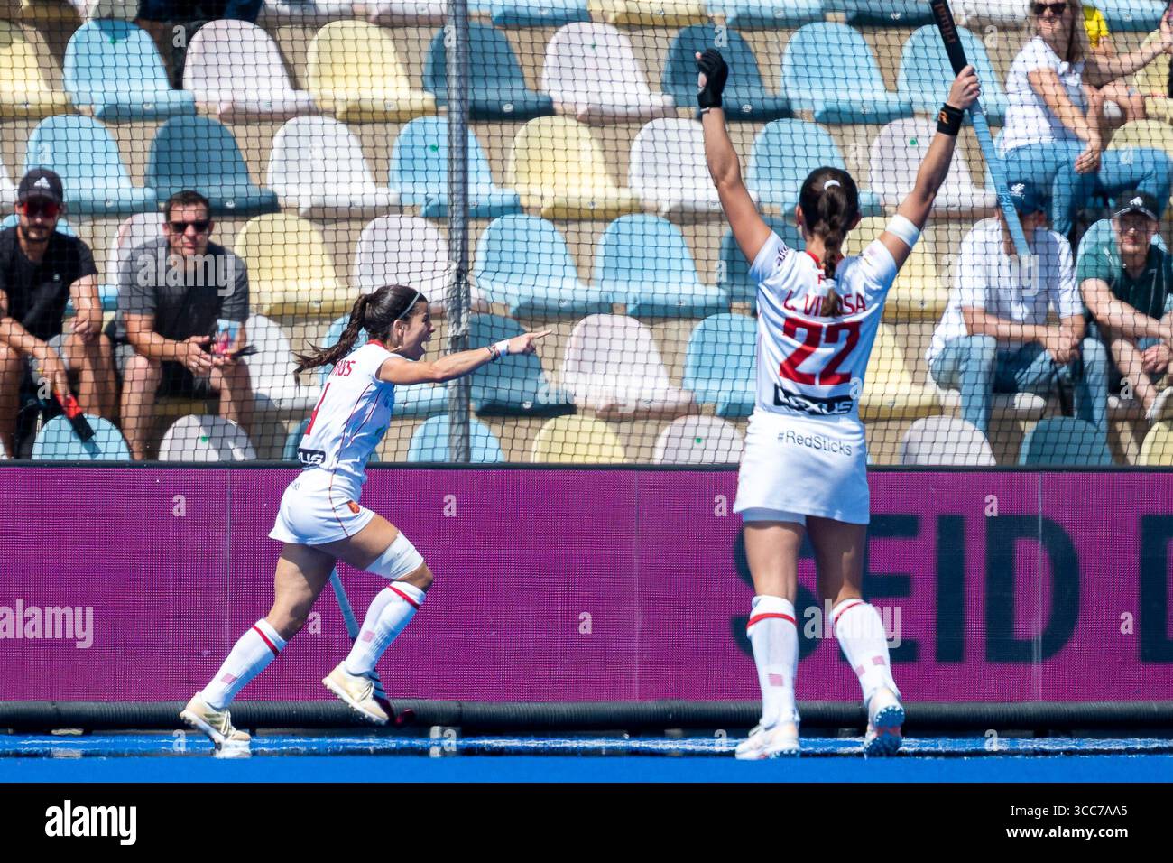 10.08.2025, Hockey: EuroHockey Championships 2025: 03. Spieltag, Belgien (Frauen) - Spanien (Frauen) im Sparkassenpark a Moenchengladbach. Sara Barrios (spagnolo, #04) bejubelt ihr Tor zum 2:1. Laia Vidosa (Spanien, #22) reisst jubelnd die Arme hoch. Foto: Kirchner-Media/Thomas Haesler Foto Stock