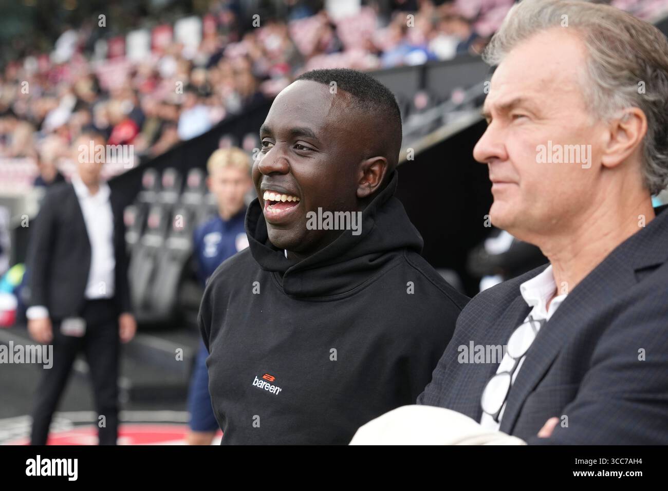 Herning, Danimarca. 10 agosto 2025. Il membro del Consiglio di amministrazione di Fredericia Melvin Kakooza con il direttore Stig Pedersen durante il Superliga match tra FC Midtjylland e FC Fredericia alla MCH Arena di Herning domenica 10 agosto 2025. (Foto: Claus Fisker /Ritzau Scanpix) credito: Ritzau/Alamy Live News Foto Stock